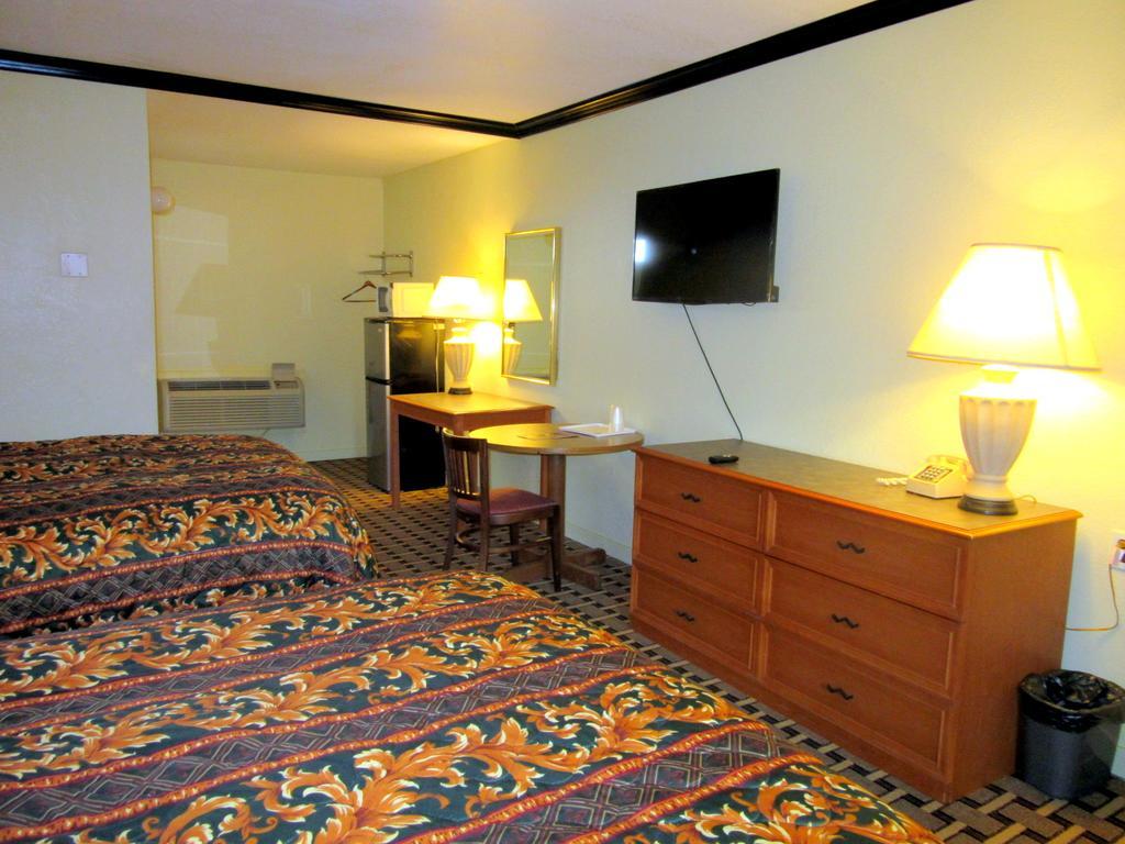 Budget Host Inn Arlington Exterior photo