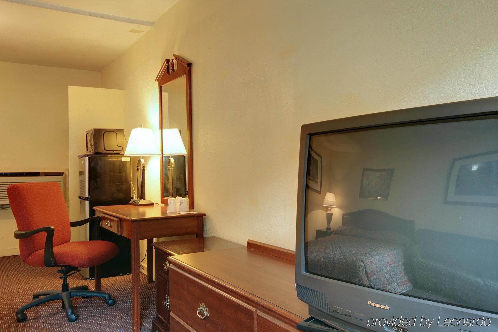 Budget Host Inn Arlington Room photo