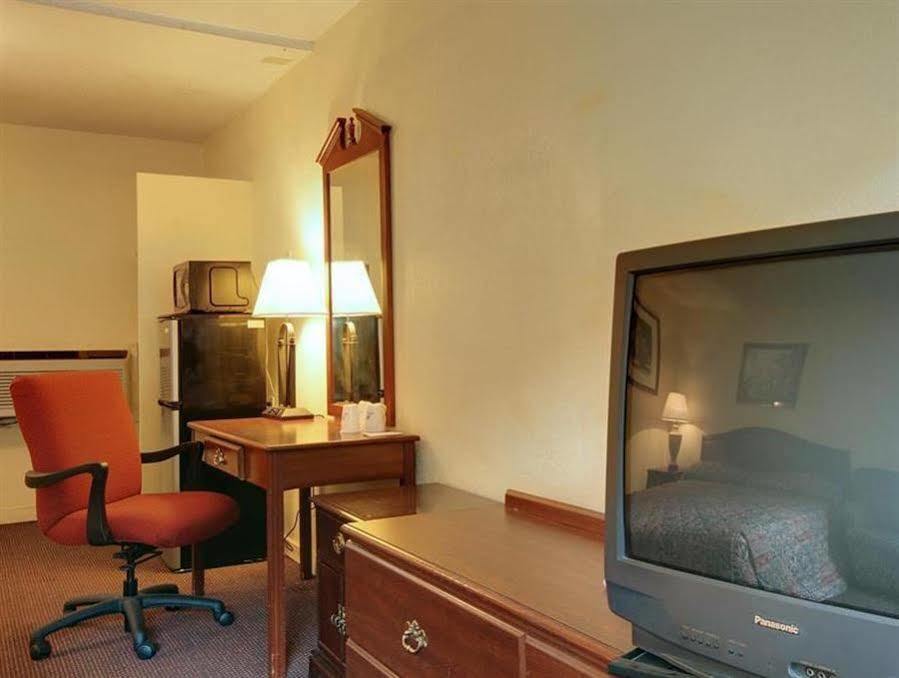 Budget Host Inn Arlington Exterior photo