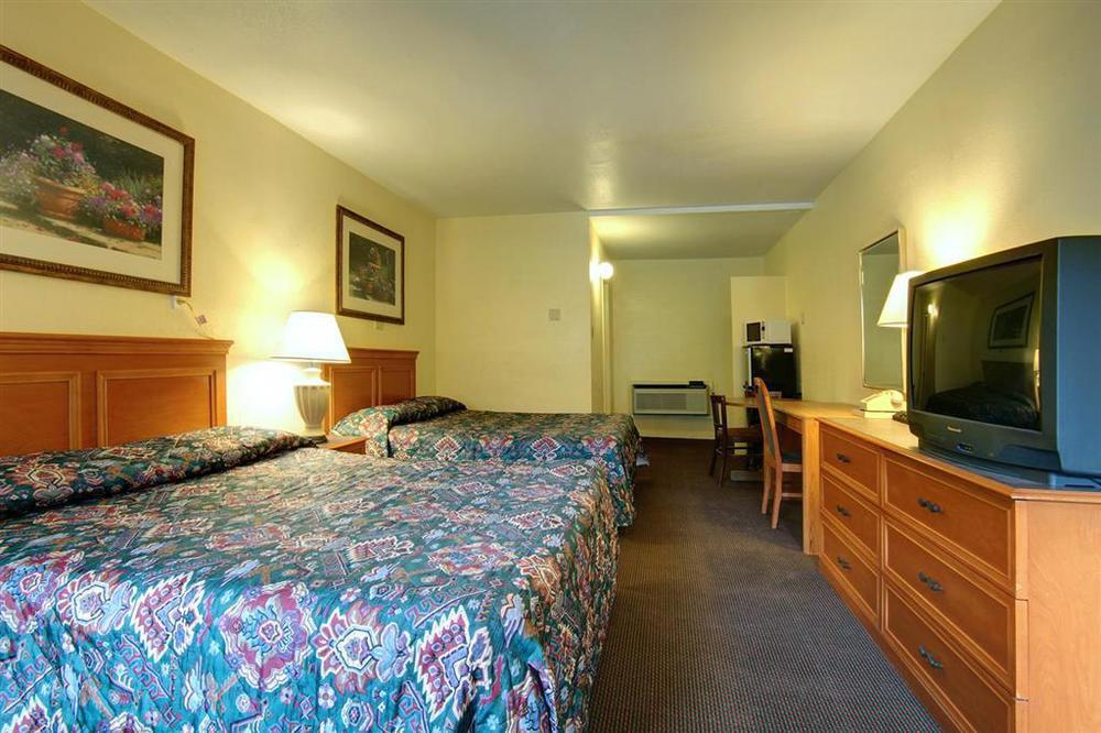 Budget Host Inn Arlington Room photo